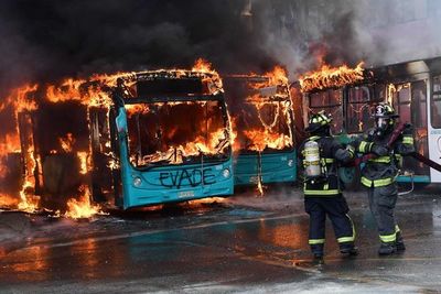 Tres muertos y toque de queda en tres regiones por graves disturbios en Chile - Mundo - ABC Color