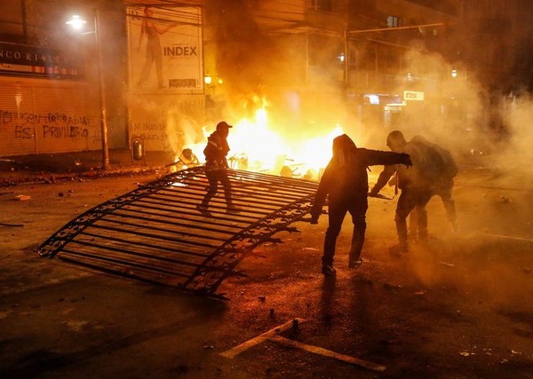 Tres muertos en disturbios en Santiago de Chile