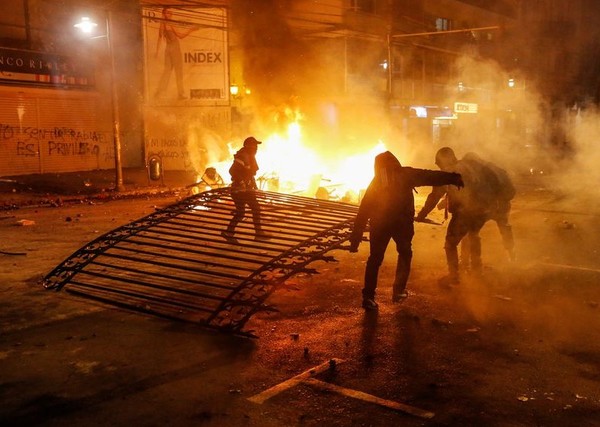 Tres muertos en disturbios en Santiago de Chile
