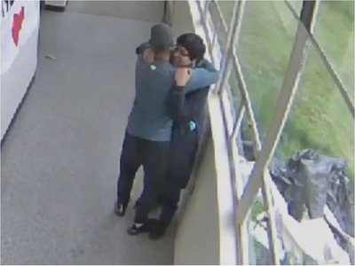 Un maestro desarma a estudiante y lo abraza para evitar tragedia