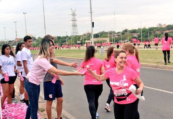 Essap hidrata a mujeres en corrida por lucha contra cáncer de mama