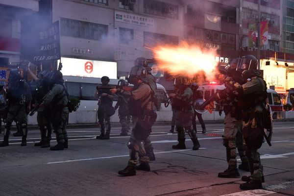 Multitud desafía a la policía en Hong Kong tras agresión de dos manifestantes - Mundo - ABC Color