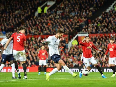 Lallana encuentra oro en Old Trafford para un pobre Liverpool