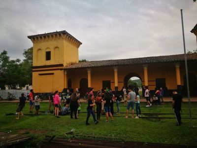 Aprenden a hacer “bombas” de semillas para reforestar Pirayú  - Nacionales - ABC Color