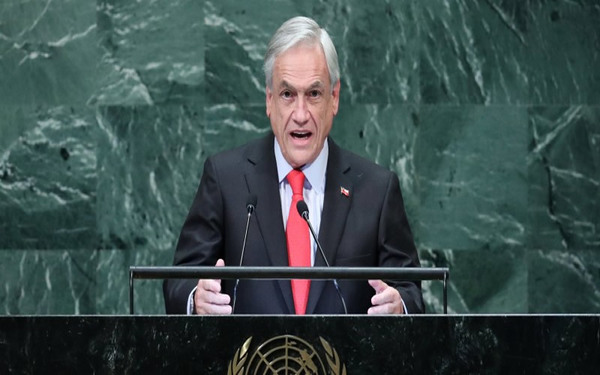En medio de protestas, Piñera suspende suba de tarifa del metro