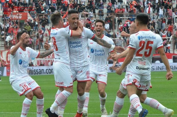 Los paraguayos de Huracán festejan en el clásico