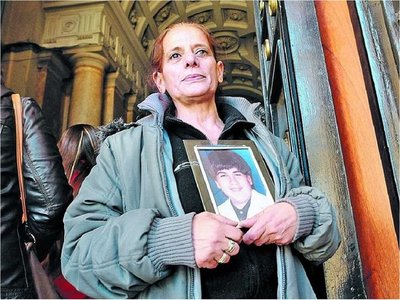 Vivió una doble vida por años para encontrar al asesino de su hijo