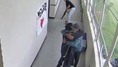 Evitó una tragedia en una escuela, abrazando al tirador | Noticias Paraguay