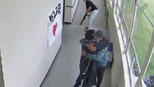 Evitó una tragedia en una escuela, abrazando al tirador | Noticias Paraguay
