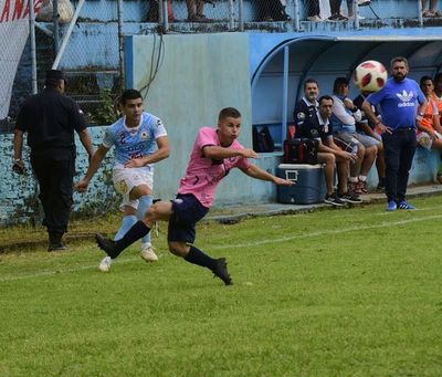 Guaireña sigue arriba y tres pelean por segundo lugar - Fútbol - ABC Color