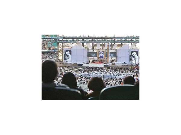 50.000 personas homenajean a la primera santa de Brasil