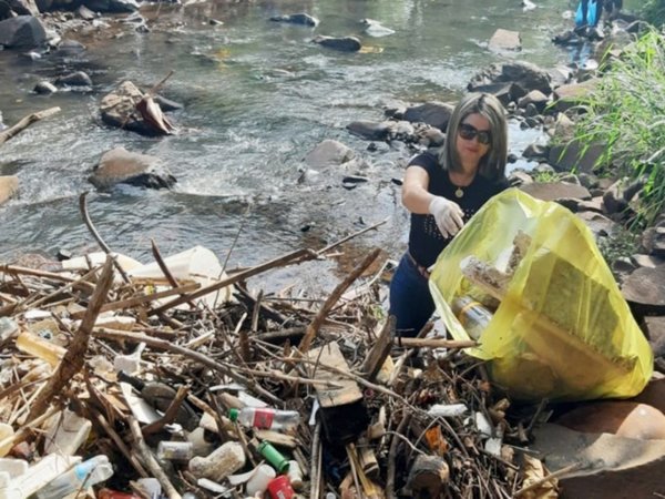 Crece la inconsciencia: Se duplica  basura extraída del arroyo Acaraymí