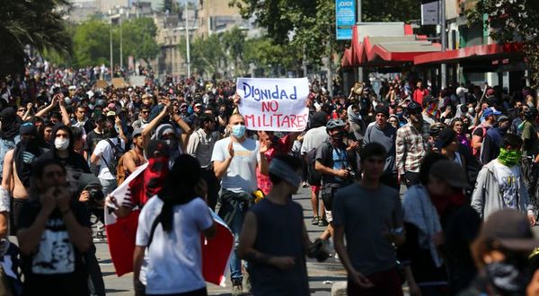 Las protestas sociales   y saqueos asuelan Chile - Internacionales - ABC Color