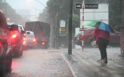 Pronostican lunes fresco con lluvias y tormentas
