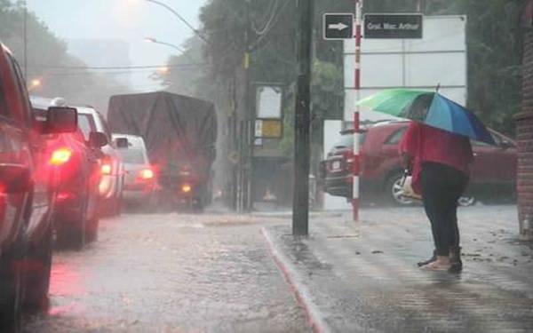 Pronostican lunes fresco con lluvias y tormentas