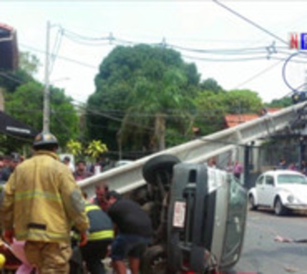 Mujer resulta herida de gravedad tras brutal choque - Paraguay.com
