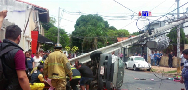 Mujer resulta herida de gravedad tras brutal choque | Noticias Paraguay