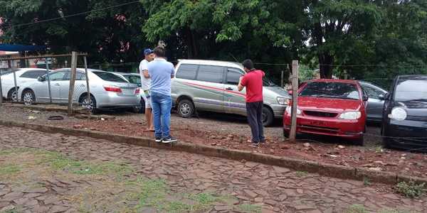 Delincuentes roban un vehículo de una playa de autos