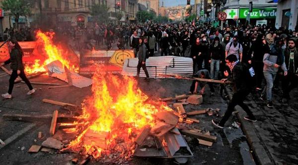 Asaltos, saqueos e incendios: Disturbios abarcan todo Chile