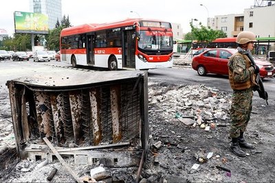 Muertes, saqueo y violencia tras protestas en Chile