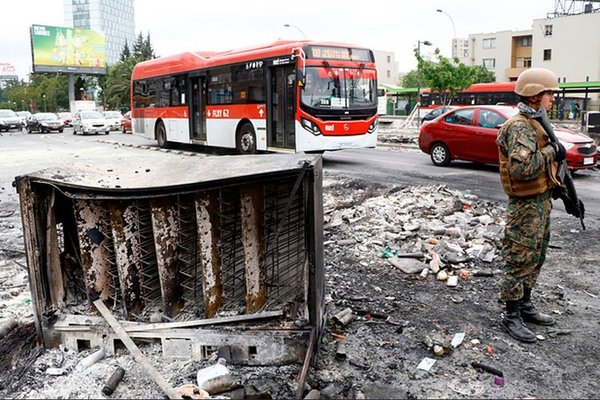 Muertes, saqueo y violencia tras protestas en Chile