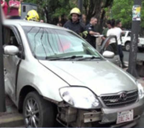 Niña de 11 años resulta herida en aparatoso accidente de tránsito - Paraguay.com