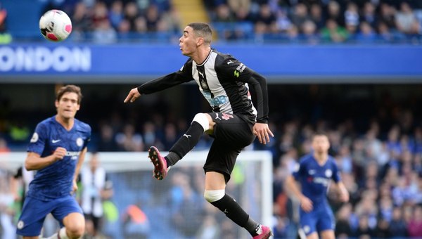 El DT del Newcastle admitió que Almirón tiene 'baja confianza'