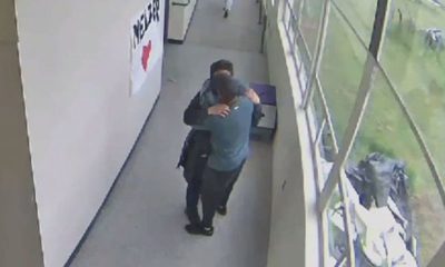 Con un abrazo, maestro desarma a un alumno y evita una masacre