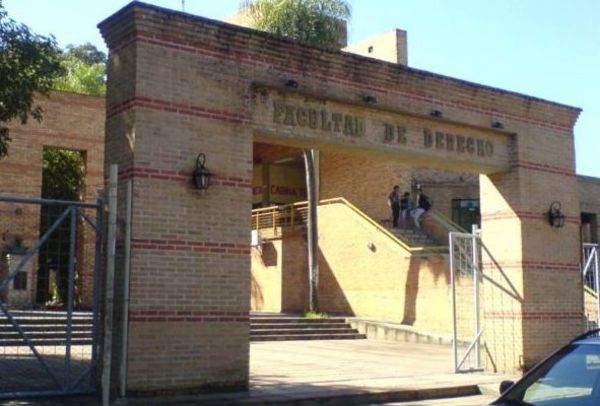 Alumna que denunció acoso pasó examen, pero igual debe 'merendar' con profesor