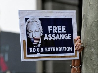 Assange comparece ante la Justicia con dificultades para hablar