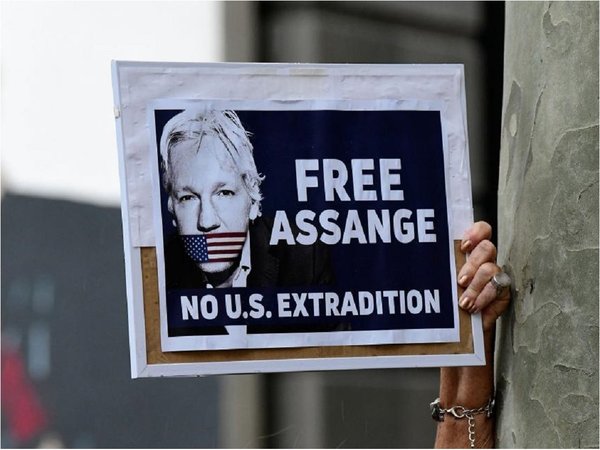 Assange comparece ante la Justicia con dificultades para hablar