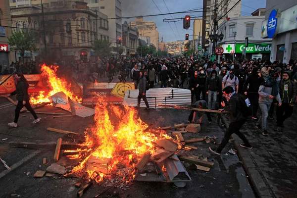Protestas en Chile: ocho muertos, miles de detenidos y toque de queda
