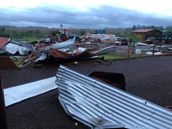 Temporal destechó 93 casas, la iglesia y un cole en Ybyrarobaná