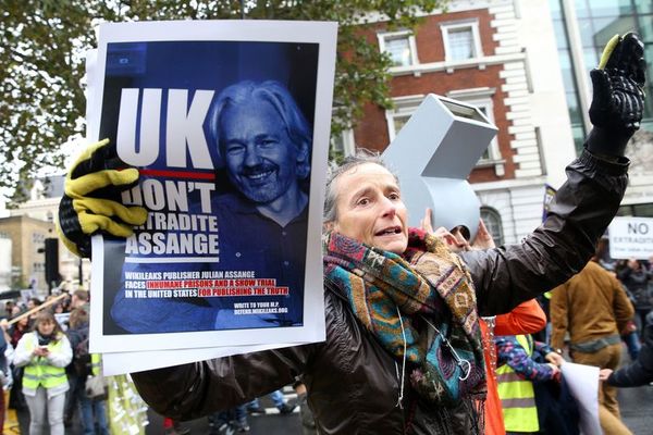 Assange comparece ante la Justicia británica con dificultades para hablar - Mundo - ABC Color