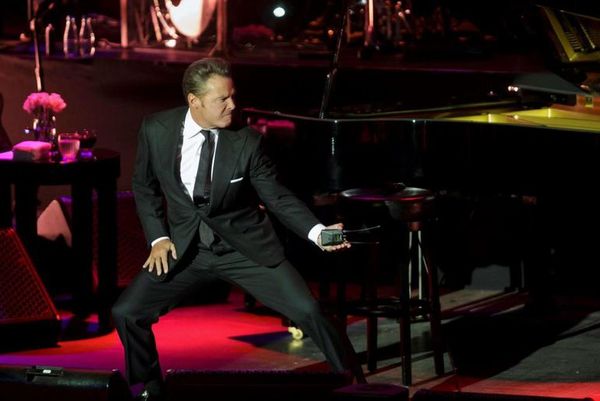 Biógrafo de Luis Miguel: “hay mucho que contar” sobre el cantante - Gente - ABC Color
