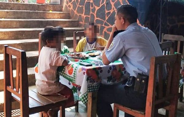Policía invitó a comer a niños huérfanos y el caso se hizo viral - Nacionales - ABC Color