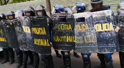 Así reprimen a ambientalistas que protestan  frente al Botánico