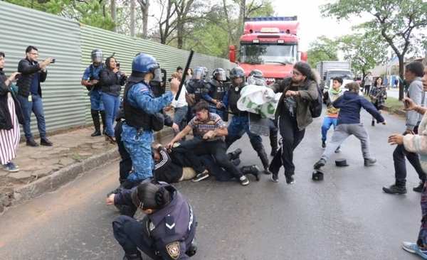 HOY / VIDEO | Policía reprime a los anti Corredor Vial Botánico en inicio de la tala de árboles