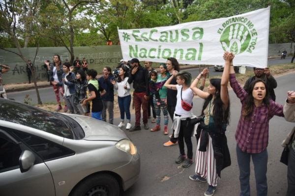 Incidentes entre policías y activistas en el Jardín Botánico