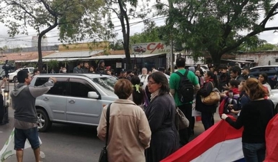 HOY / Activistas realizan bloqueos de calle y generan caos vehicular en zona del Botánico
