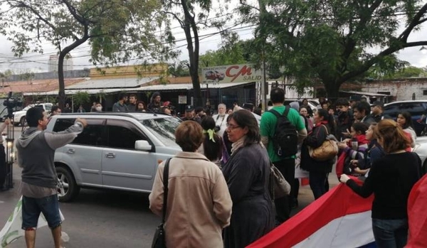 HOY / Activistas realizan bloqueos de calle y generan caos vehicular en zona del Botánico