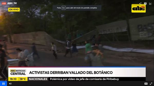 Manifestantes derriban vallado perimetral de obras en Jardín Botánico  - Nacionales - ABC Color