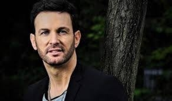 HOY / El cantautor Axel Fernando denunciado por abuso sexual, reflotan un 'incómodo' video