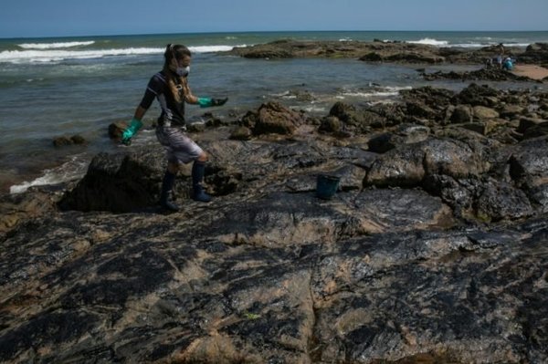 Brasil: Equipo juega con ropa “manchada” de petróleo, denunciando contaminación » Ñanduti