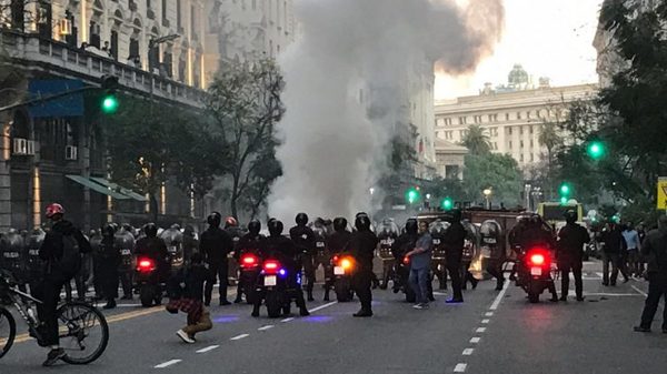 Consulado de Chile en Buenos Aires: Agresiones, corridas y fuego en el subte » Ñanduti