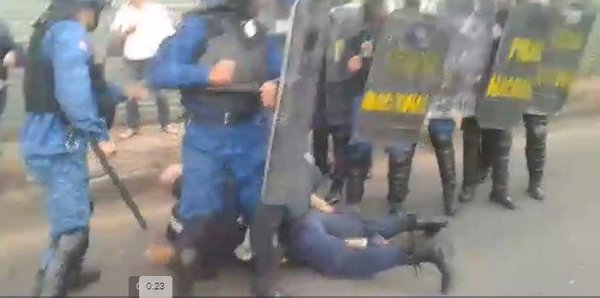 Jardín Botánico: Intenso enfrentamiento entre policías y manifestantes deja heridos | Noticias Paraguay