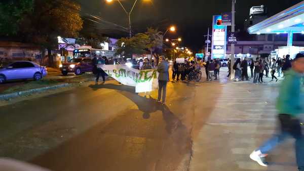 Manifestantes exigen que cese la tala de árboles en el Botánico » Ñanduti