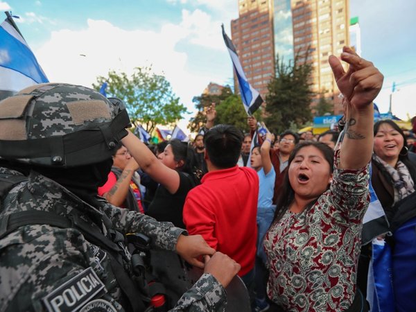 Adeptos de Mesa y Morales se enfrentan por recuento de votos