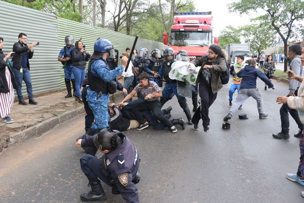 Botánico: Con represión inician la tala de árboles