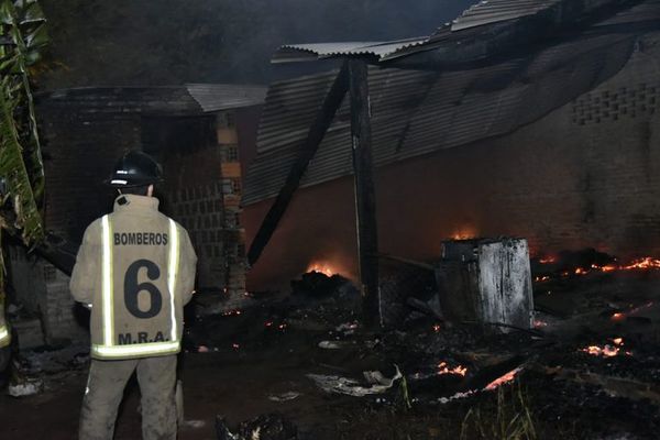Una casa se incendió por completo en Mariano Roque Alonso - Nacionales - ABC Color